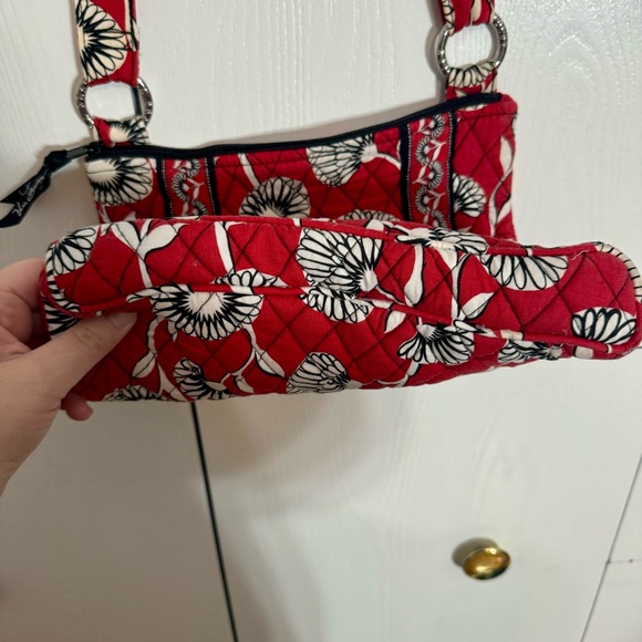 Pre-owned. Vera Bradley Crossbody Floral Purse. Retired RED "DECO DAISY" pattern - Picture 8 of 15
